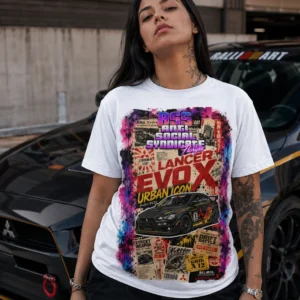 Camiseta branca com colagem de cartazes e o Mitsubishi Lancer Evolution X no centro