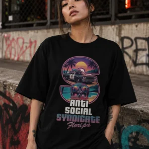 Pessoa vestindo camiseta preta com o logo Anti Social Syndicate