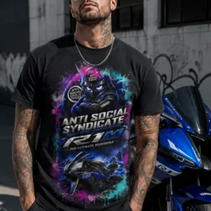 Camiseta preta com estampa de piloto de capacete e moto superesportiva azul