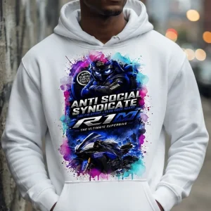 Moletom branco com estampa de motociclista e moto superesportiva em roxo e azul