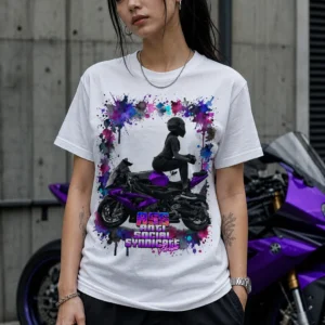 Camiseta branca com silhueta de pessoa sentada em moto esportiva e respingo de tinta colorido