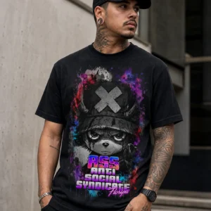 Camiseta preta com estampa de urso de boina e olhos em X, em preto e branco com respingo colorido