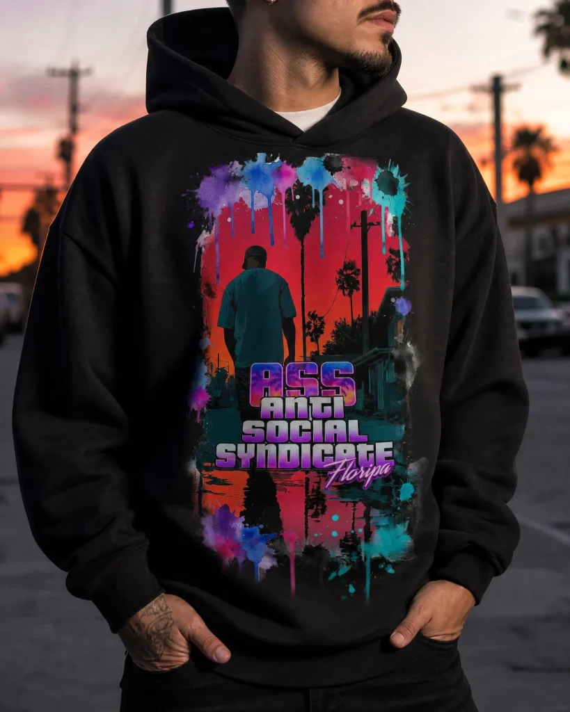 Pessoa de moletom preto da Anti Social Syndicate em rua urbana ao pôr do sol